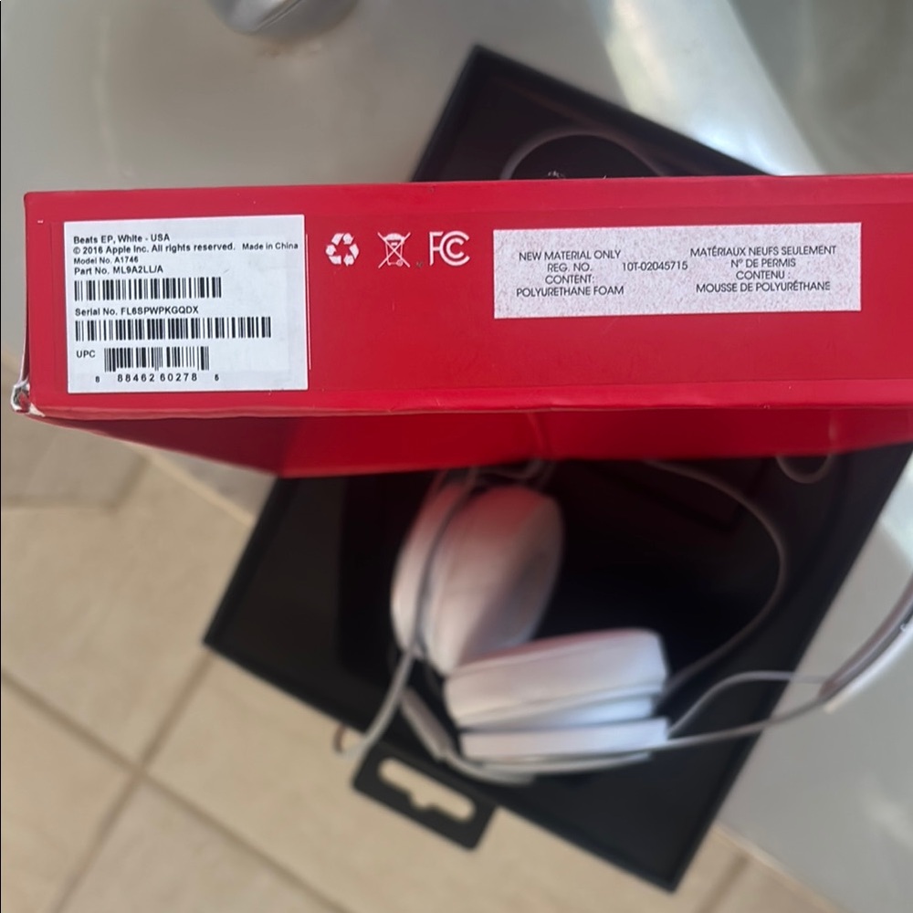 Beats by Dre White Over-Ear Headphones Sleek Design